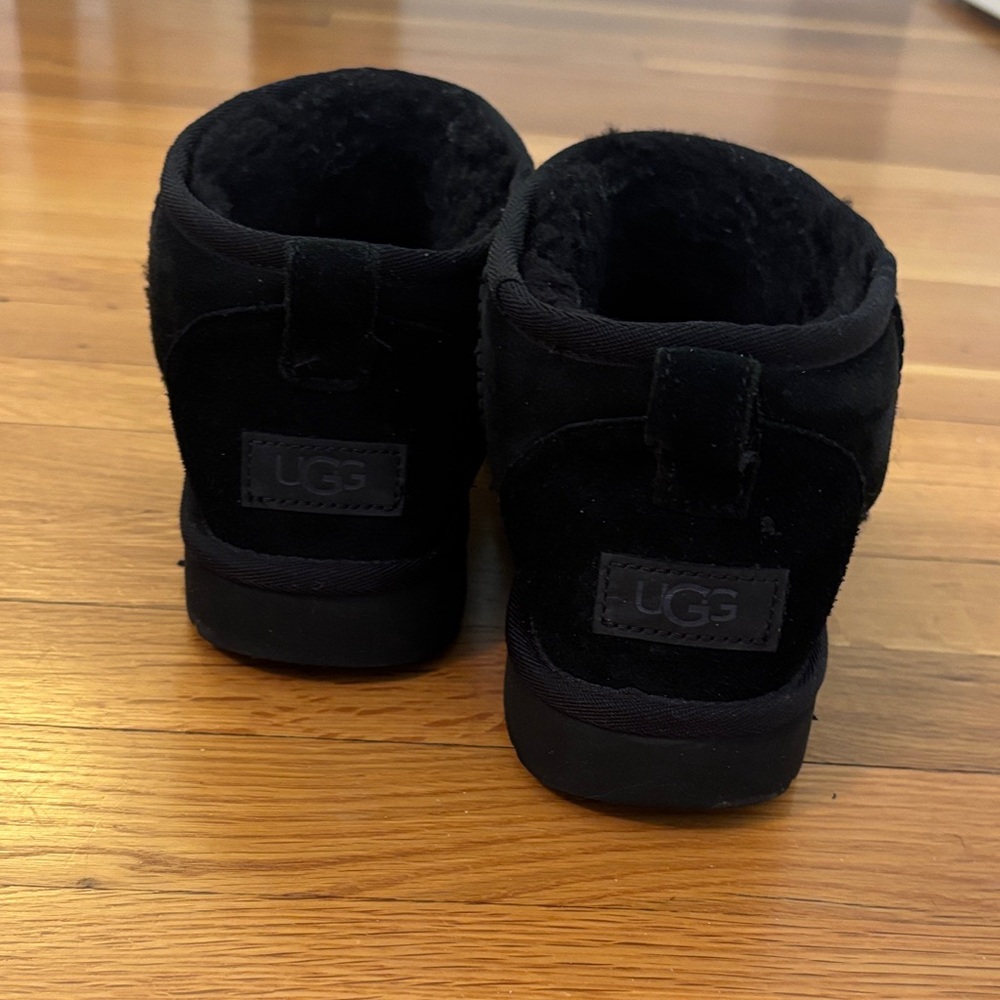 UGG Classic Ultra Mini. Black size 8. - Picture 2 of 5